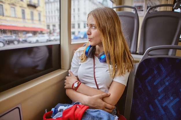 Jeune femme caucasienne blonde de 20 ans utilise les transports en commun.