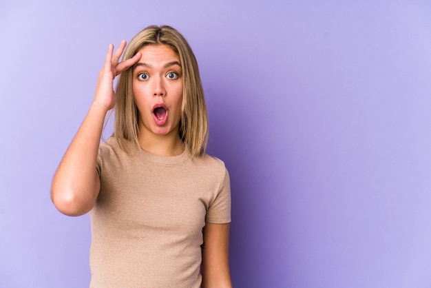 Jeune Femme Caucasienne Blonde Isolée Crie Fort, Garde Les Yeux Ouverts Et Les Mains Tendues.