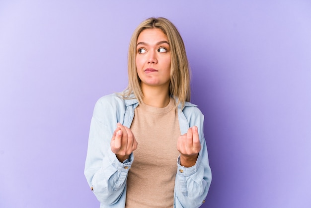 Jeune femme caucasienne blonde isolée montrant qu'elle n'a pas d'argent.