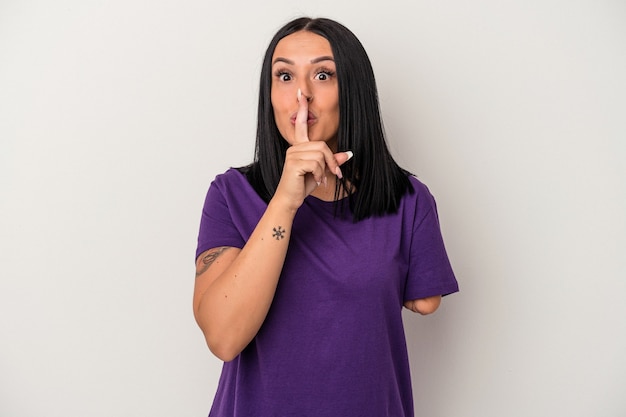 Jeune femme caucasienne avec un bras isolé sur fond blanc gardant un secret ou demandant le silence.