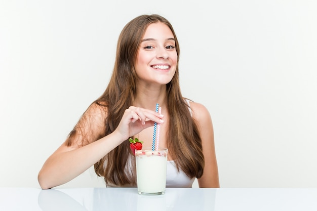 Jeune femme caucasienne, buvant un smoothie