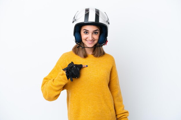 Jeune femme caucasienne avec un casque de moto isolé sur fond blanc avec une expression faciale surprise