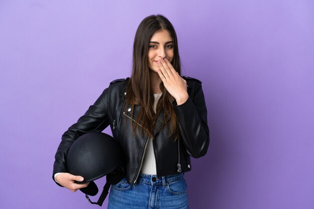 Jeune femme caucasienne avec un casque de moto