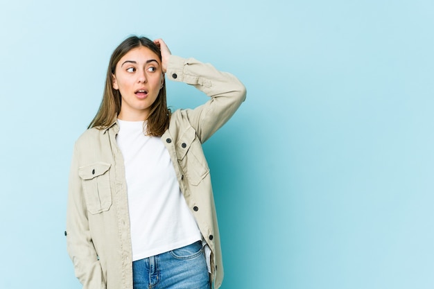 Jeune femme caucasienne choquée, elle s'est souvenue d'une réunion importante.