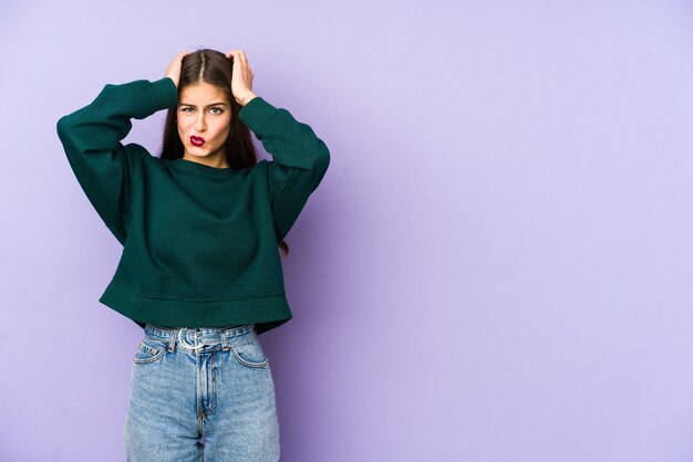 Jeune femme caucasienne choquée, elle s'est souvenue d'une réunion importante.