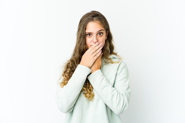 Jeune femme caucasienne couvrant la bouche avec les mains à la recherche de soucis.