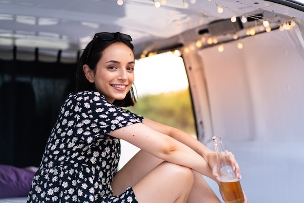 Jeune femme caucasienne dans un camping-car à l'extérieur