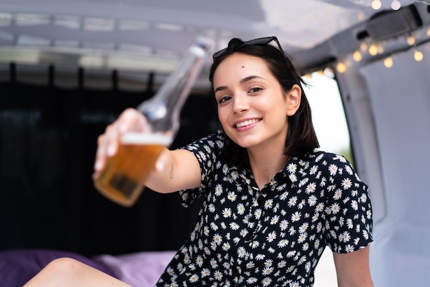 Jeune femme caucasienne dans un camping-car à l'extérieur