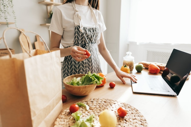 Jeune femme caucasienne dans la cuisine moderne