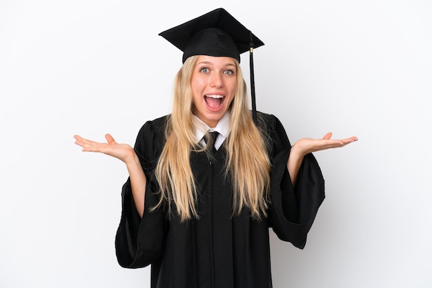 Jeune femme caucasienne diplômée universitaire isolée sur fond blanc avec une expression faciale choquée