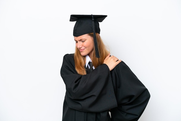 Jeune femme caucasienne diplômée universitaire isolée sur fond blanc souffrant de douleur à l'épaule pour avoir fait un effort