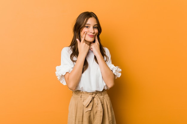 Jeune femme caucasienne doutant entre deux options.