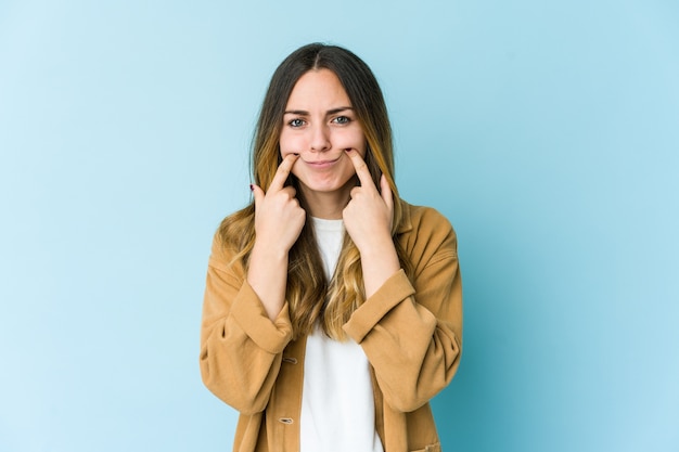 Jeune femme caucasienne doutant entre deux options.