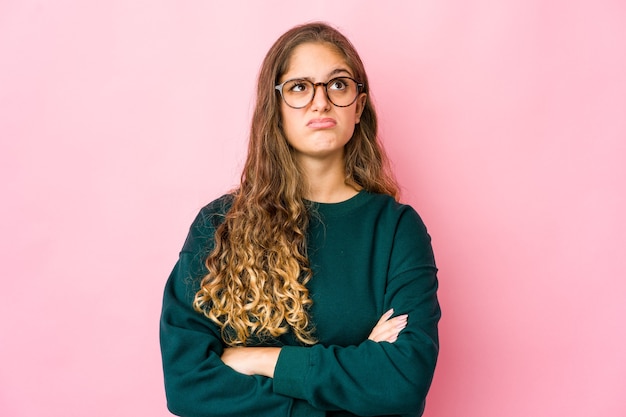 Jeune femme caucasienne, exprimant des émotions isolées