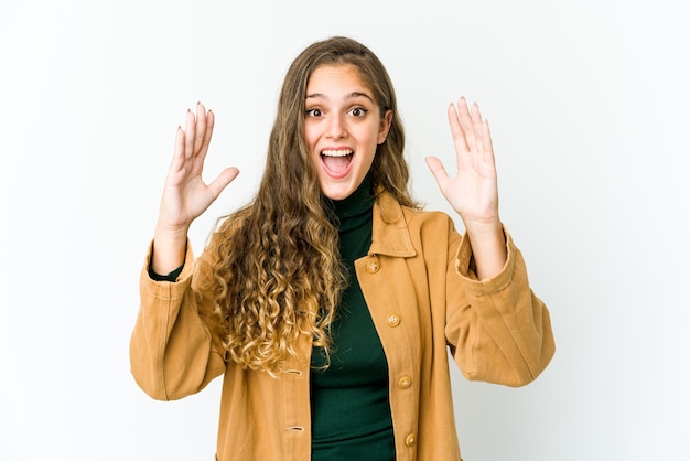 Jeune femme caucasienne, exprimant des émotions isolées