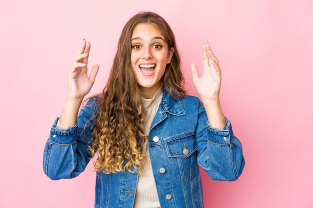 Jeune femme caucasienne, exprimant des émotions isolées