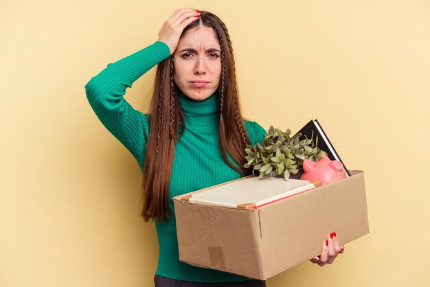 Jeune femme caucasienne faisant un mouvement isolée sur fond jaune étant choquée, elle s'est souvenue d'une réunion importante.