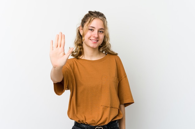 Jeune femme caucasienne sur fond blanc souriant joyeux montrant le numéro cinq avec les doigts.