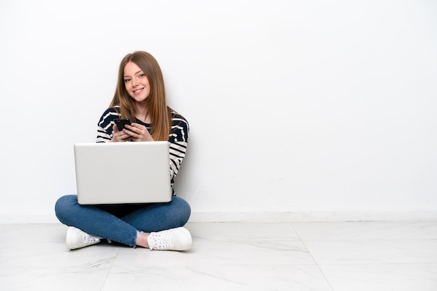 Jeune femme caucasienne sur fond isolé