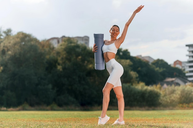 Jeune femme caucasienne avec une forme de corps mince est dans les vêtements de fitness à l'extérieur