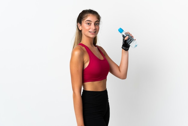 Jeune femme caucasienne isolée sur blanc avec une bouteille d'eau de sport