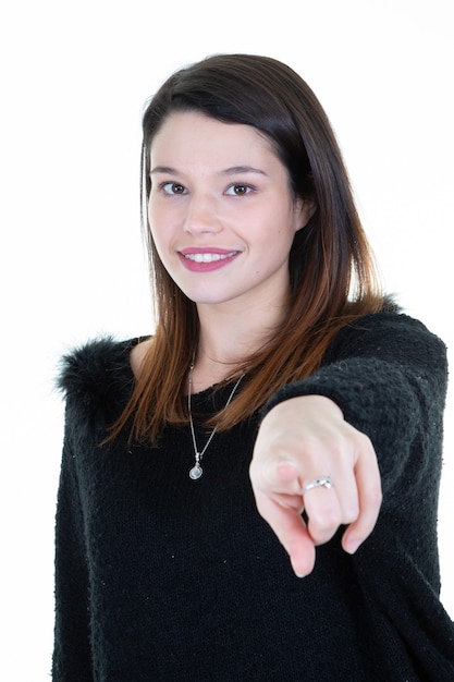 Jeune femme caucasienne isolée sur un blanc pointant vers vous