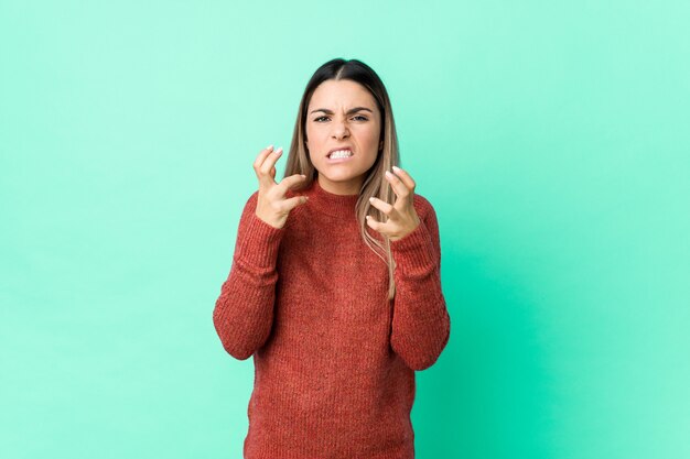 Jeune femme caucasienne isolée bouleversée crier avec les mains tendues.