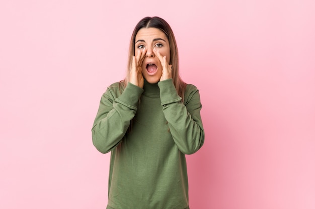 Jeune femme caucasienne isolée criant excité à l'avant.