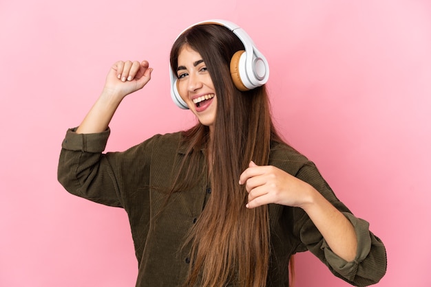 Jeune femme caucasienne isolée écouter de la musique et de la danse