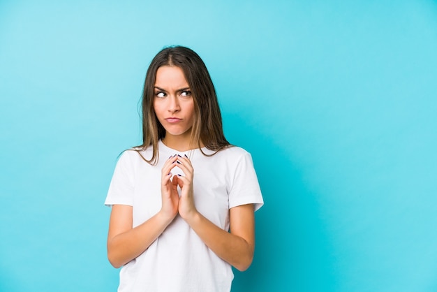 Jeune femme caucasienne isolée faisant le plan à l'esprit, mettant en place une idée.