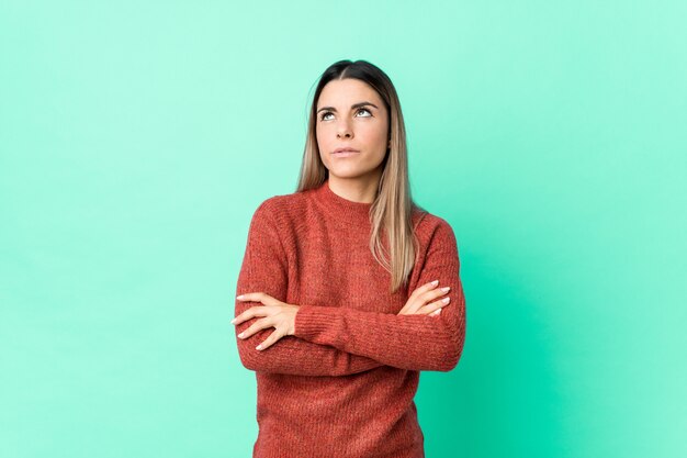 Jeune femme caucasienne isolée fatiguée d'une tâche répétitive.