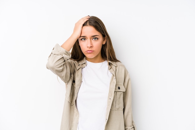 Jeune femme caucasienne isolée fatiguée et très endormie en gardant la main sur la tête.