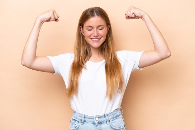 Photo jeune femme caucasienne isolée sur fond beige faisant un geste fort