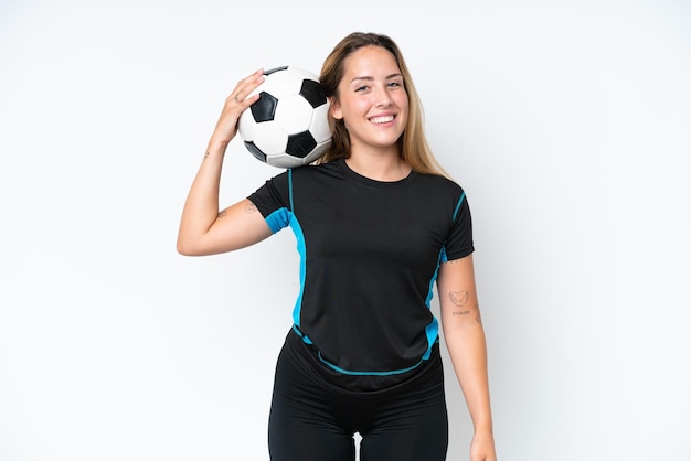 Jeune femme caucasienne isolée sur fond blanc avec ballon de foot