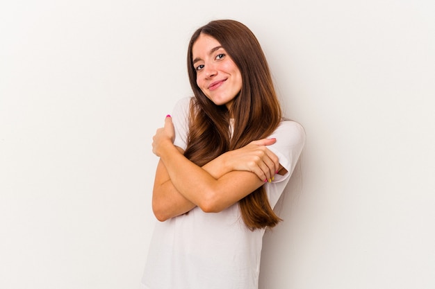 Jeune femme caucasienne isolée sur fond blanc câlins, souriante insouciante et heureuse.