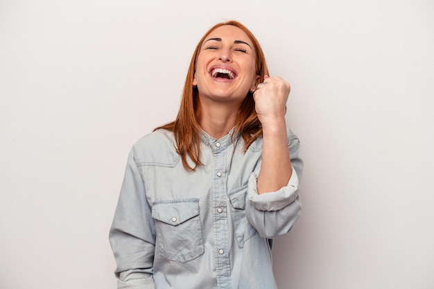 Jeune Femme Caucasienne Isolée Sur Fond Blanc Célébrant Une Victoire Passion Et Enthousiasme Expression Heureuse