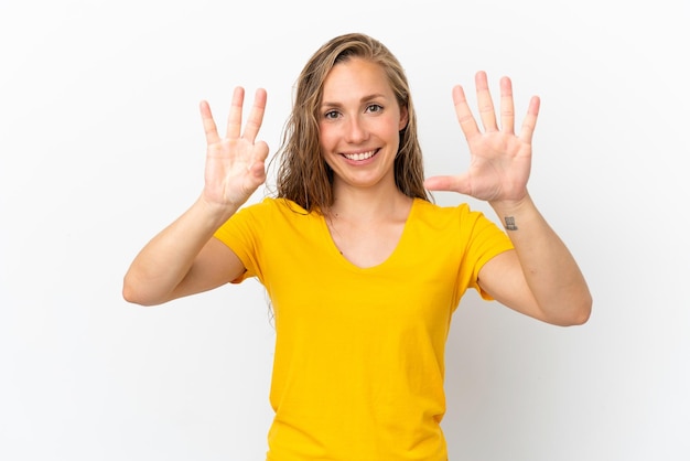 Jeune femme caucasienne isolée sur fond blanc comptant huit avec les doigts