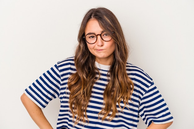 Jeune femme caucasienne isolée sur fond blanc confuse, se sent dubitative et incertaine.