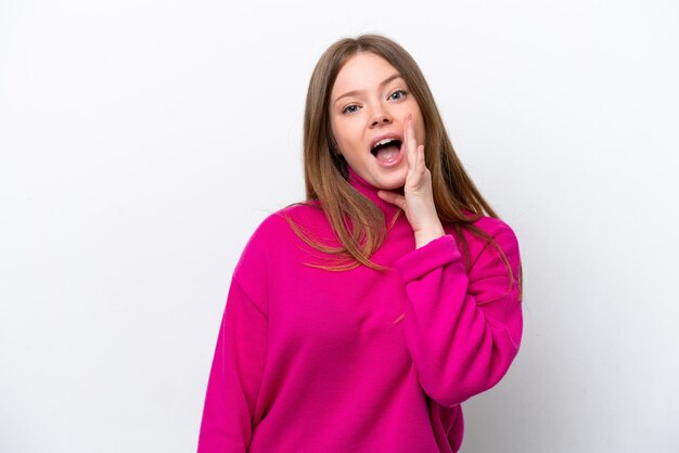 Jeune femme caucasienne isolée sur fond blanc criant avec la bouche grande ouverte