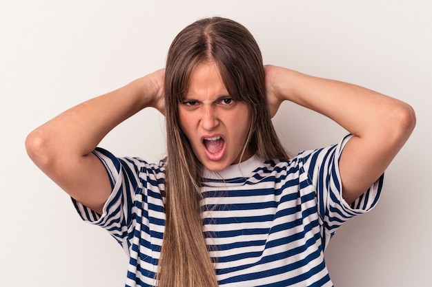 Jeune femme caucasienne isolée sur fond blanc criant, très excitée, passionnée, satisfaite de quelque chose.