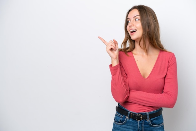 Jeune femme caucasienne isolée sur fond blanc dans l'intention de réaliser la solution tout en levant un doigt vers le haut