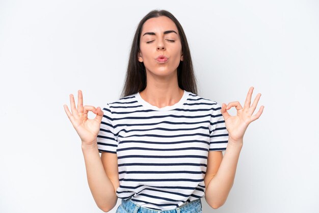 Jeune femme caucasienne isolée sur fond blanc dans une pose zen