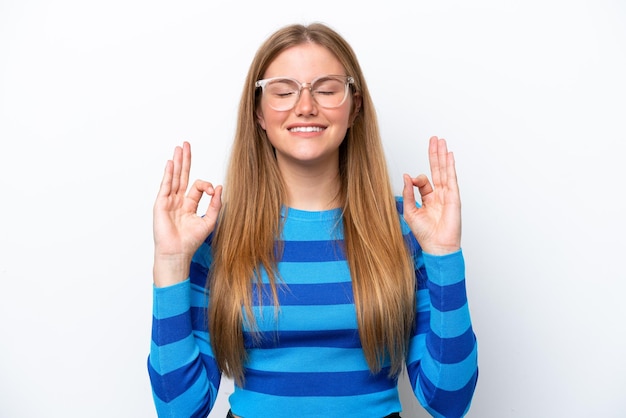 Jeune femme caucasienne isolée sur fond blanc dans une pose zen