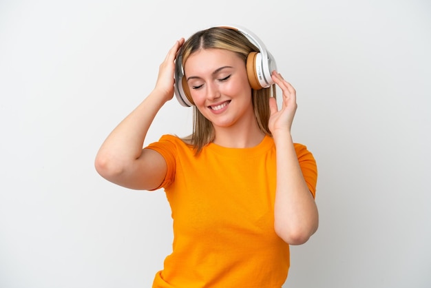 Jeune femme caucasienne isolée sur fond blanc écoutant de la musique