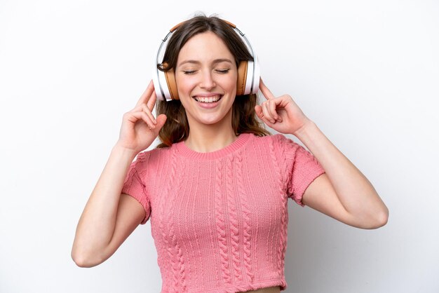 Jeune femme caucasienne isolée sur fond blanc, écouter de la musique et chanter