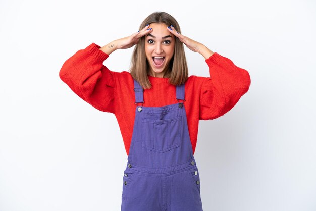 Jeune femme caucasienne isolée sur fond blanc avec une expression de surprise