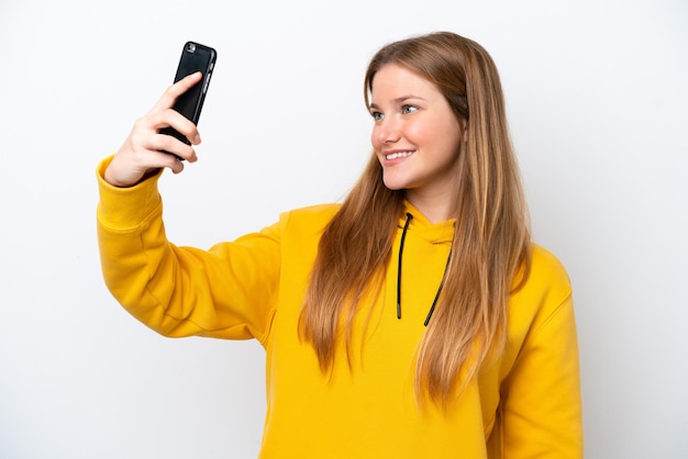 Jeune femme caucasienne isolée sur fond blanc faisant un selfie