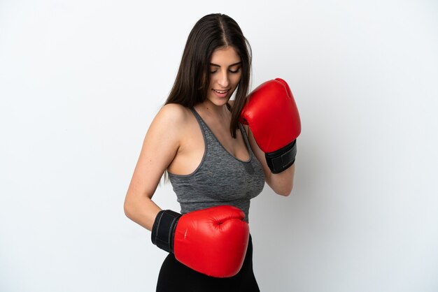 Jeune femme caucasienne isolée sur fond blanc avec des gants de boxe