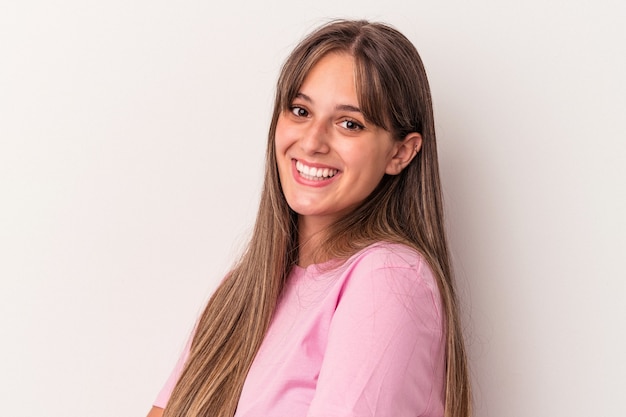 Jeune femme caucasienne isolée sur fond blanc heureuse, souriante et joyeuse.