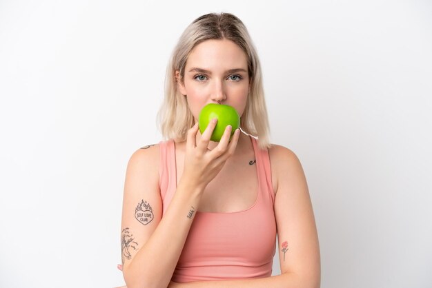 Jeune femme caucasienne isolée sur fond blanc, manger une pomme